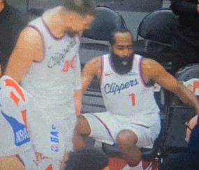 开云体育app官网下载地址-祖巴茨笑嘻嘻惹到哈登了！暂停时一把扯过来，态度与防守让人绝望|詹姆斯·哈登|克里斯-米德尔顿|伊维察-祖巴茨|伊维察·祖巴茨|多伦多猛龙队_新浪体育_新浪新闻